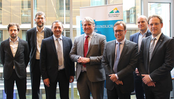 Vorstellung der Potenzialanalyse Wasserstoff in der Metropolregion Rhein-Neckar: (v.l.n.r) Alex Auf der Maur (Prognos AG), Dr. Michael Faltenbacher (thinkstep AG), Bernd Kappenstein (Metropolregion Rhein-Neckar GmbH), Andreas Kempff (IHK Rhein-Neckar), Ralph Schlusche (Verband Region Rhein-Neckar), Tobias Koch (Prognos AG) und Steffen Blaga (IHK Pfalz). | © IHK Rhein-Neckar Vorstellung der Potenzialanalyse Wasserstoff in der Metropolregion Rhein-Neckar: (v.l.n.r) Alex Auf der Maur (Prognos AG), Dr. Michael Faltenbacher (thinkstep AG), Bernd Kappenstein (Metropolregion Rhein-Neckar GmbH), Andreas Kempff (IHK Rhein-Neckar), Ralph Schlusche (Verband Region Rhein-Neckar), Tobias Koch (Prognos AG) und Steffen Blaga (IHK Pfalz). | © IHK Rhein-Neckar