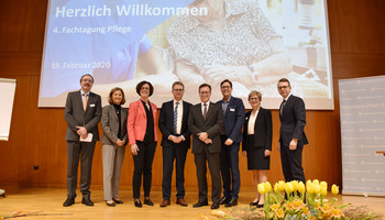 Parlamentarischer Staatssekretär Thomas Gebhart, MdL, (4.v.l.) und Verbandsdirektor Ralph Schlusche (4.v.r.) bei der Fachtagung Pflege in Ludwigshafen. | © VRRN/LH Gruppenbild auf der Bühne | © VRRN/LH