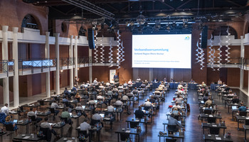 Verbandsversammlung am 21.07.2022 in Frankenthal | © VRRN/Schwerdt Konferenzraum mit einzelnen Tischen und Menschen | © VRRN/Schwerdt
