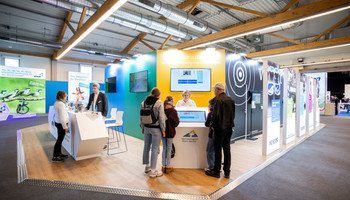 Der neue Stand der Region mit Bilderstelen und einem Counter. | © VRRN / Schwerdt